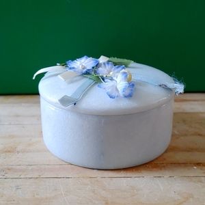Exquisite ceramic  trinketbox